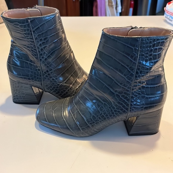 Steve Madden boots with heels Bluish gray alligator print Size 6.5 - Picture 4 of 9